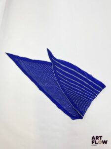 HERMÈS Paris Carré plissé en soie dans les tons bleus Longueur : 130 cm environ Dans une boite