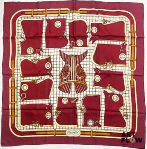 HERMÈS Paris Modèle Camails d'après un dessin de Françoise De La Perrière Carré en twill de soie dans les tons bordeaux Dimensions : 90 x 90 cm Dans ses plis d'origine