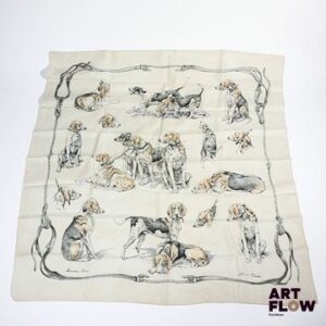 HERMÈS Paris Modèle « Chiens de meute » d’après un dessin de Xavier de Poret. Carré en twill de soie dans les tons crème. Dim. : 90 x 90 cm Petites tâches et traces