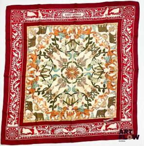 HERMÈS Paris Modèle Early america d'après un dessin de Françoise de La Perrière Carré en twill de soie à bordure rouge 1er édition 1981 Dimensions : 90 x 90 cm Bon état général malgré d'infimes taches Bibliographie : Genevieve Fontan, Carrés d'art, Dictionnaire illustré des carrés Hermès valeur, 2025