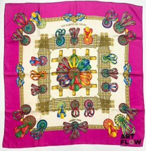 HERMÈS Paris Modèle Les rubans du cheval d'après un dessin de Joachim Metz Carré en twill de soie à bordure fuschia Dimensions : 90 x 90 cm Quelques petites tâches Dans sa boîte d'origine