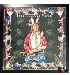 HERMÈS Paris Modèle Pani la shar pawnee d'après un dessin d'Oliver Carré en twill de soie dans les tons rose et noir Dim : 90 x 90 cm Dans un cadre