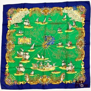 HERMÈS Paris Modèle Voiles de lumière d'après un dessin de Joachim Metz. Carré en twill de soie dans les tons verts et bleus Dimensions : 90 x 90 cm Bon état général malgré quelques petites tâches Bibliographie : Genevieve Fontan, Carrés d'art, Dictionnaire illustré des carrés Hermès valeur, 2025