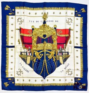 HERMÈS Paris Modèle Vue du carrosse de la galère La Réale d'après un dessin d'Hugo Grygkar. Carré en twill de soie à bordure bleue marine. Dimensions : 90 x 90 cm En l'état (tâches, traces...) Bibliographie : Genevieve Fontan, Carrés d'art, Dictionnaire illustré des carrés Hermès valeur, 2025