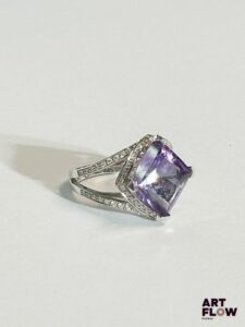 MAUBOUSSIN Modèle "Fou de toi" Bague en or blanc 18k (750/1000) et platine 950, centrée d'une améthyste de taille losangique et ornée de petits diamants Signée et numérotée TDD : 48 Poids brut : 5,75 g Avec certificat et facture Dans sa boite, et surboite d'origine