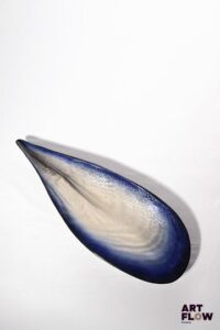 POL CHAMBOST (1906-1983) Importante coupe 859 "Coquillage" en faience émaillée à couverte polychrome dans les tons bleu et blanc à l'intérieur et noire à l'extérieur. Incisé au revers"859, M.M. Poterie Pol Chalbost, France" Bibliographie : Philippe Chambost, "Pol Chambost, Sculpteur-Céramiste 1906-1983", Somogy Editions d'Art, Paris, 2006, modèle similaire p. 81