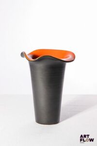 POL CHAMBOST (1906-1983) Vase 860 "Corolle" en faience émaillée à couverte noire à l'extérieur et terracotta à l'intérieur. Incisé du monogramme "PC" au revers et tampon "860" 20 x 15 cm Bibliographie : Philippe Chambost, "Pol Chambost, Sculpteur-Céramiste 1906-1983", Somogy Editions d'Art, Paris, 2006, modèle similaire p. 68