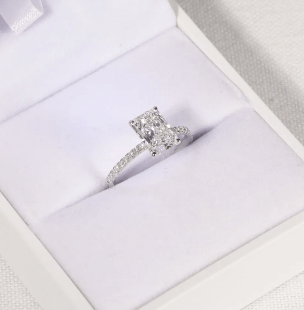 Bague moderne diamant