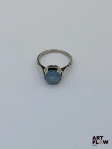 Bague en argent ornée d'une aigue-marine TDD : 52 poids brut 2,83 g.
