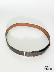 BURBERRY Ceinture en cuir marron, avec boucle argentée Dimension sans la boucle 109 cm Traces d'usure