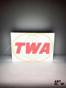 Caisson lumineux TWA. Dimensions : 35 x 50 cm Fonctionnelle - État général excellent. Fourni avec son alimentation murale.