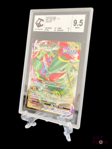 Carte Pokémon gradée Rayquaza VMAX 102 - CCC Grading 9,5. Carte en état Near Mint (CCC Grading 9,5), en français.
