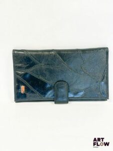 CARVEN Porte-feuille en cuir noir lisse, fermeture par un bouton-pression Dimension fermée : 19,5 × 10,5 cm Dans sa boîte