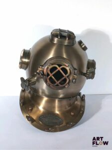 Casque de scaphandre Mark V doré, Morse diving équipement Co. Inc. Boston. Dimensions 46 x 40 x 46 cm Reproduction moderne des casque de scaphandres américains. Excellent état