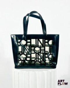 CELINE Sac cabas en cuir verni noir et résine transparent siglé du nom de la maison. 27 x 22 x 10 cm Usures, traces