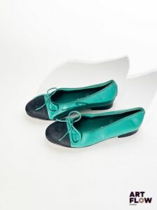 CHANEL Paire de ballerines bleues canard en cuir et tissu noir monogrammé Pointure 36 Bon état général malgré une infime tâche à l'avant, semelles légèrement usées