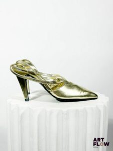 CHARLES JOURDAN - Paire d'escarpins à brides en cuir brillant doré - pointure présumée 38 - talon de 9 cm - bon état général malgré quelques défauts