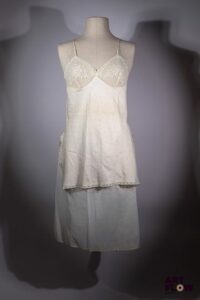 CHRISTIAN DIOR Lingerie Ensemble de lingerie composé d'un caraco et d'une jupe a détails de dentelle. Taille 44 Dans sa boîte. Quelques traces.
