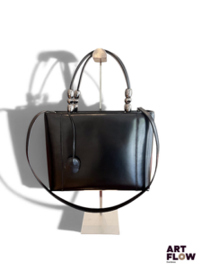 CHRISTIAN DIOR Paris Modèle Lady Perla Sac à main à deux anses en cuir verni noir et bijouterie chromée 23 x 31 x 8 cm Avec bandoulière. Quelques petites traces d'usure (rayures notamment)