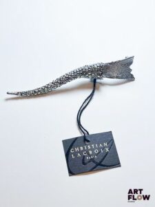 Christian LACROIX Broche en métal argenté de forme libre ornée de petits strass Longueur 9,5 cm
