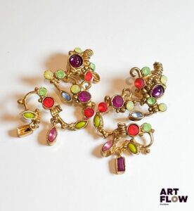 Christian LACROIX Paire de clips d'oreilles en métal doré de forme libre, ornés de perles de verre multicolore 7 x 3,5 cm env