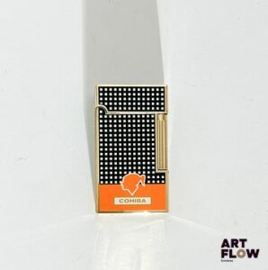 COHIBA Briquet en métal argenté laqué à décor géométrique noir blanc et orange Dim. 6,5 x 3,5 cm Dans son écrin Très bon état général