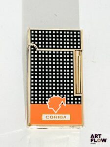 COHIBA Briquet en métal argenté laqué à décor géométrique noir blanc et orange Dim. 6,5 x 3,5 cm Dans son écrin Très bon état général Dans son écrin