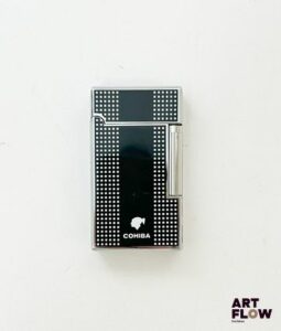COHIBA Briquet en métal argenté laqué à décor géométrique noir et blanc Dim. 6,5 x 3,5 cm Dans son écrin Très bon état général Dans son écrin