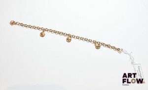 COURRÈGES Bracelet en métal doré orné de médaillons avec logo en pampilles Longueur 19 cm Dans son pochon