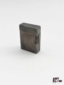 DUPONT Briquet en métal argenté motif arlequin Dimensions : 4,5 x 3,5 x 1,3 cm Marques d'usure