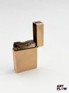 DUPONT Briquet en métal doré à décor pointe de diamant monogrammé PB 4,5 x 3,5 x1 cm