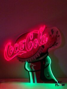 Enseigne lumineuse Coca cola Dimensions : 90 x 87 cm Fonctionnelle Fournie avec son alimentation murale Multiples éclats aux extrémités