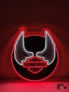 Enseigne lumineuse Harley Davidson Dimensions : 60 x 55 cm Fonctionnelle rayures Fourni avec son alimentation murale