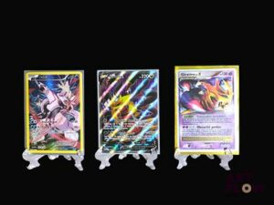 Ensemble comprenant 3 cartes Pokemon : Palkia XYPR 75 ; Giratina V 185 ; Giratina niv X DPPR 38 Diverses séries et raretés Sous sleeve et toploader En français.