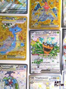 Ensemble comprenant 33 cartes Pokémon : Gold/Shiny Ultra Rare Peut contenir des doubles, triples et plus En français Sous sleeve Etat global near mint