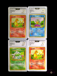 Ensemble comprenant 4 cartes Pokémon gradées PCA A (authentique) : - Bulbizarre 001 Expansion pack 1996 - Carapuce 007 Expansion pack 1996 - Salamèche 004 Expansion pack 1996 - Salamèche 004 Expansion pack 1996 En japonais