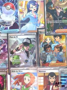 Ensemble comprenant environ 100 cartes Pokémon : cartes dresseurs Diverses séries et raretés Peut contenir des doubles, triples et plus Etat global near mint Sous sleeves En Français