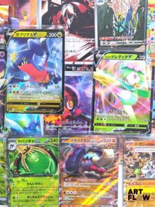 Ensemble comprenant environ 100 cartes Pokémon Diverses séries et raretés Peut contenir des doubles, triples et plus Etat global near mint Sous sleeve En Japonais