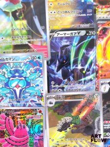 Ensemble comprenant environ 100 cartes Pokémon Diverses séries et raretés Peut contenir des doubles, triples et plus Etat global near mint Sous sleeve En Japonais