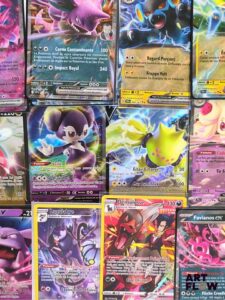 Ensemble comprenant environ 120 cartes Pokémon Diverses séries et raretés Peut contenir des doubles, triples et plus Etat global near mint Sous sleeve En Français