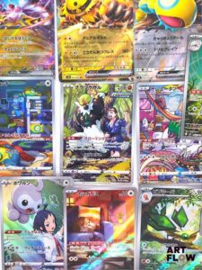 Ensemble comprenant environ 130 cartes Pokémon Diverses séries et raretés Peut contenir des doubles, triples et plus Etat global near mint Sous sleeve En Japonais (quelques cartes coréennes)