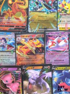 Ensemble comprenant environ 40 cartes pokemon : RR (ultra rares) Séries diverses, notamment MEGA/E&V/E&B Etat global near mint Sous sleeve En japonais