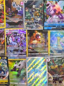 Ensemble comprenant environ 60 cartes Pokémon Diverses séries et raretés Peut contenir des doubles, triples et plus Etat global near mint Sous sleeve En Français