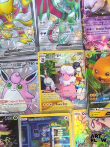 Ensemble comprenant environ 60 cartes Pokémon Diverses séries et raretés Peut contenir des doubles, triples et plus Etat global near mint Sous sleeve En Français