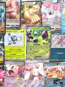 Ensemble comprenant environ 60 cartes Pokémon Diverses séries et raretés Peut contenir des doubles, triples et plus Etat global near mint Sous sleeve En Français
