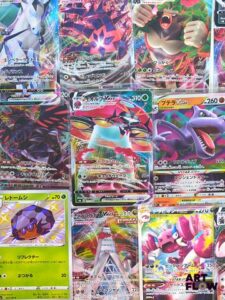 Ensemble comprenant environ 60 cartes Pokémon : Diverses séries et raretés : VMAX, VSTAR, ACE, Shiny Rare Peut contenir des doubles, triples et plus Etat global near mint Sous sleeves En japonais