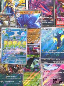 Ensemble comprenant environ 70 cartes Pokémon Diverses séries et raretés Peut contenir des doubles, triples et plus Etat global near mint Sous sleeve En Japonais
