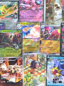Ensemble comprenant environ 80 cartes Pokémon Diverses séries et raretés Peut contenir des doubles, triples et plus Etat global near mint Sous sleeve En Japonais