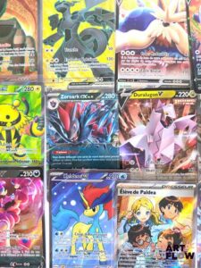 Ensemble comprenant environ 90 cartes Pokémon Diverses séries et raretés Peut contenir des doubles, triples et plus Etat global near mint Sous sleeve En Français