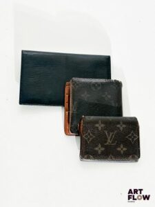 Ensemble comprenant, - LOUIS VUITTON, un portefeuille à motif monogrammé, dimensions 10 x 10 cm, en l'état - LOUIS VUITTON, un porte carte à motif monogrammé, dimensions 10 x 8 cm, en l'état - VALENTINO, un portefeuille noir en cuir synthétique grainé, dimensions 10,5 x 17 cm, bon état général